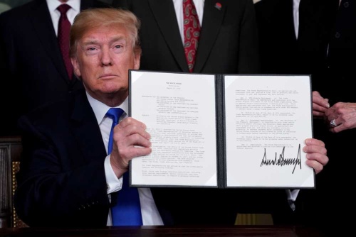 2018年3月、中国に高関税を課すメモランダムに署名したトランプ大統領(写真:ロイター/アフロ)