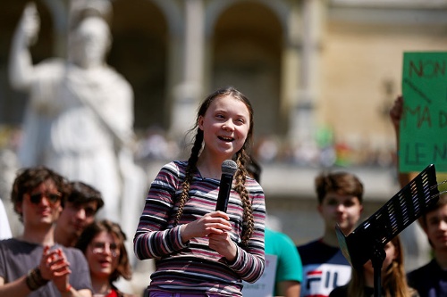 スウェーデンの高校生グレタ・トゥーンベリさん(16歳)は、地球温暖化への抜本的な対策を要求すべく毎週金曜日に抗議デモを行うようになった(写真:ロイター/アフロ)