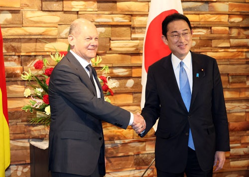 4月に訪日し、岸田首相（右）と会談するショルツ独首相（写真：代表撮影／ロイター／アフロ）