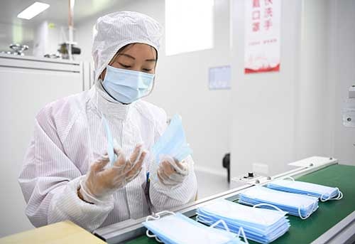中国・自動車メーカーがマスク製造（写真：新華社/アフロ）