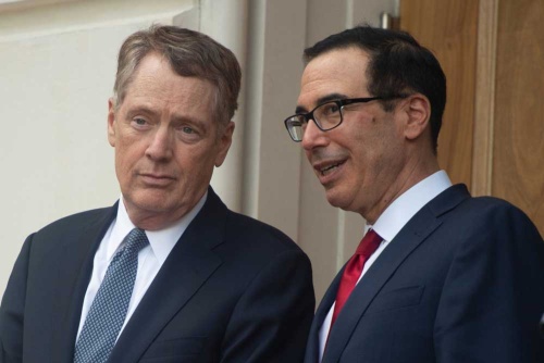 対中貿易交渉を仕切るライトハイザーUSTR代表(左)とムニューシン財務長官(写真:AFP/アフロ)