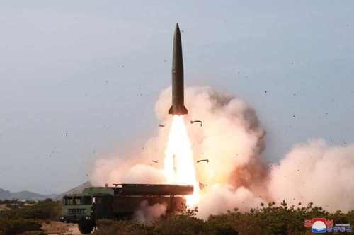 北朝鮮が5月5日、金正恩立ち会いの下で発射したロケット(写真:KCNA/UPI/アフロ)