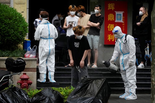 ロックダウン中の上海。住民が消毒を受けている（写真：ロイター/アフロ）