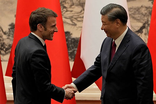 フランスのマクロン大統領（左）と中国の習近平（シー・ジンピン）国家主席。台湾をめぐるマクロン大統領の発言が、「G7の結束が乱れている」との不安を高めた（写真：代表撮影/ロイター/アフロ）