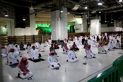ラマダン期間の祈りの風景（写真：Saudi Press Agency/ロイター/アフロ）