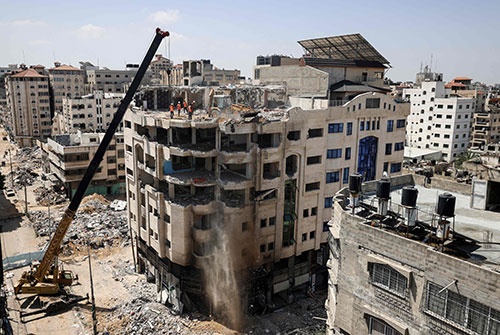 イスラエル軍の攻撃を受けたガザの町並み（写真：AFP/アフロ）