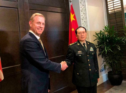 ぎこちない握手を交わす米国のシャナハン国防長官代行と中国の魏鳳和国防相(写真:AP/アフロ)