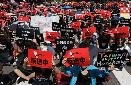 香港のデモは台湾にも拡散している（写真：AP/アフロ）