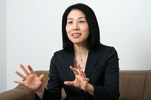 <span class="fontBold">坂梨祥(さかなし・さち)</span><br />日本エネルギー経済研究所 中東研究センター センター長代行<br />1997年、東京大学大学院総合文化研究科国際社会科学専攻修士号取得。99年、英国ダーラム大学中東イスラム研究センター修士号取得。2005年、東京大学大学院総合文化研究科国際社会科学専攻博士課程単位取得退学。05年に日本エネルギー経済研究所入所し、中東研究センターの研究員を務める。17年から現職。この間、Gulf Research Center客員研究員や在イラン日本大使館専門調査員を歴任(写真:新関雅士、以下同)