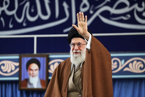 米国による制裁再開を非難するイランの最高指導者、ハメネイ師(写真:Abaca/アフロ)