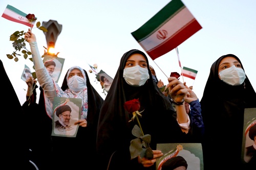 ライシ師の勝利に歓喜するイランの人々( 写真:AP/アフロ)