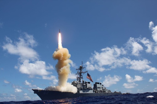 「SM-3」ミサイルを発射する米軍の艦船（写真：Smith Collection/Gado / Getty Images）