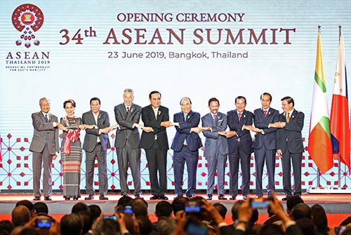 ASEANに加盟する10カ国の首脳が一堂に会した(写真:ロイター/アフロ)