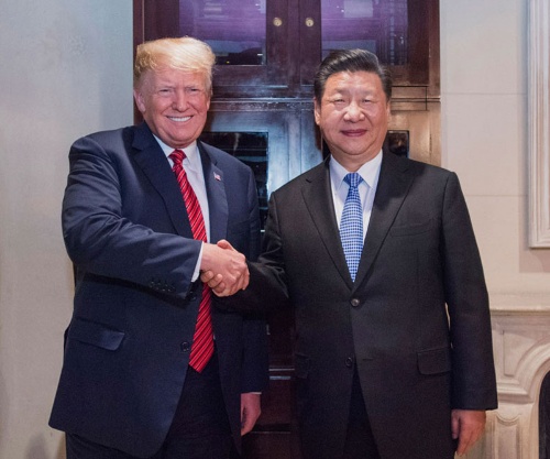 トランプ大統領（左）と習近平国家主席。2018年12月の首脳会談で握手した。今回の首脳会談では、どのような表情で対面するのか（写真：新華社/アフロ）