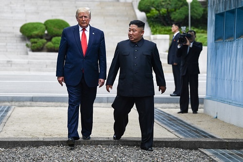 軍事境界線を、北から南へ踏み出すトランプ大統領（左）と金正恩委員長（ 写真：AP/アフロ）