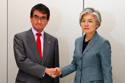 河野太郎外相と韓国の康京和外相。日韓関係の行方は（写真：AP/アフロ）