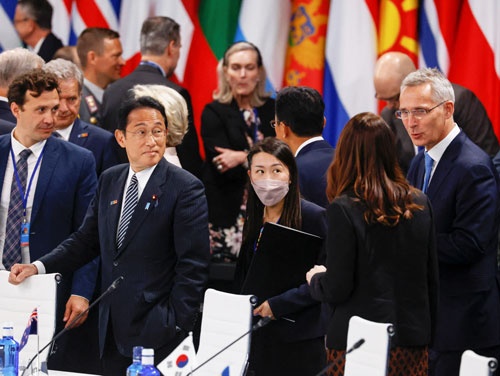 NATO首脳会議に岸田文雄首相（左から2人目）が参加。ストルテンベルグNATO事務総長（いちばん右）と言葉を交わす（写真：ロイター/アフロ）