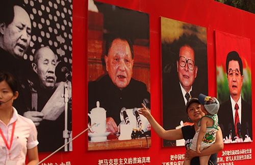 中国経済の発展に、鄧小平が進めた改革開放政策は貢献したが、果たしてそれだけがけん引役だったのか(写真:アフロ)
