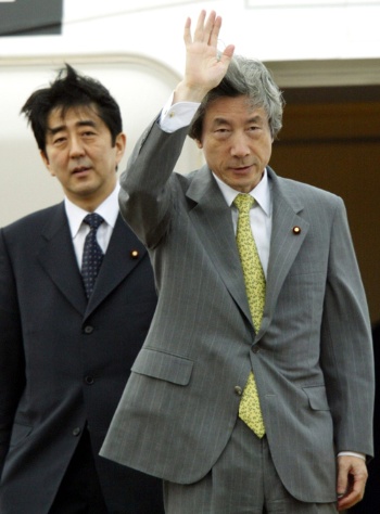 小泉純一郎首相（当時）は「将来、必ず日本の首相になる」として、安倍氏をジョージ・W・ブッシュ大統領に紹介したという（写真：ロイター/アフロ）