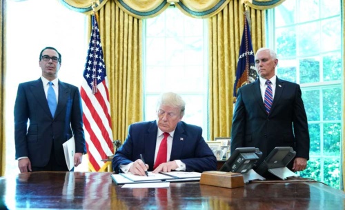 イランへの追加制裁に署名するトランプ大統領（中央）。左はムニューシン財務長官、右はペンス副大統領（写真：AFP/アフロ）