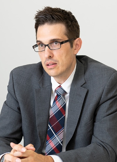 <span class="fontBold">ジェフリー・ホーナン氏</span><br />ランド研究所、笹川平和財団日米グループVisiting Fellow (2019年7月)<br> 米ランド研究所で日本の防衛政策・態勢、外交関係や、日米同盟の課題などを研究。米マーケット大学を最優等で卒業(国際関係専攻)。米ジョンズ・ホプキンス大学高等国際問題研究大学院で国際関係の修士(日本研究専門)、米ジョージ・ワシントン大学で政治学の博士号を取得。博士課程在籍時に、フルブライト奨学生として東京大学の客員研究員を務めた。その後、オハイオ州立大学東アジア研究センターや米ホノルルのダニエル・K・イノウエ・アジア太平洋安全保障研究センターで教職を歴任(撮影:菊池くらげ、以下同)