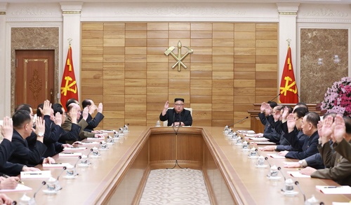 2019年4月9日に開かれた朝鮮労働党政治局拡大会議の様子(提供:KNS/KCNA/AFP/アフロ)