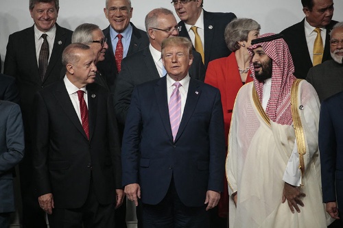 G20首脳会議。トランプ米大統領をはさんで並ぶトルコのエルドアン大統領(左)とサウジのムハンマド皇太子(右)(写真:Abaca/アフロ)