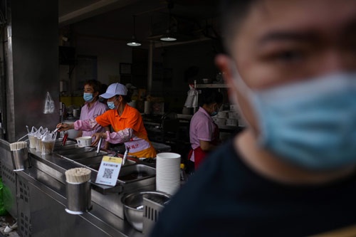 中国の主要大都市では、飲食店などへの客足が戻っていない（写真：AFP/アフロ）