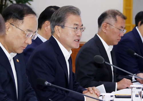 日本が進める輸出管理強化をめぐって企業の幹部と会談する韓国の文在寅大統領（写真：YONHAP NEWS/アフロ）
