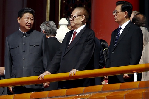 習近平・国家主席（左）と、江沢民・元国家主席（中央）、胡錦濤・元国家主席。長老の意見はまだ無視できるものではない（写真：ロイター/アフロ）
