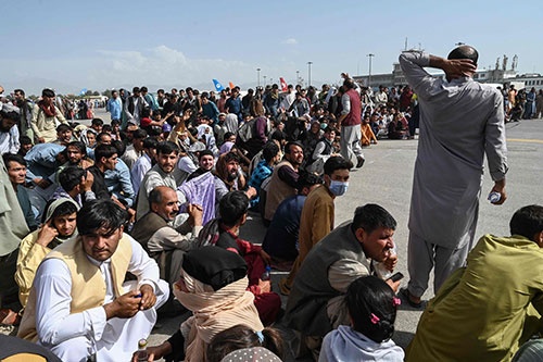 国外へ脱出すべく空港に殺到するアフガニスタンの人々（写真：AFP/アフロ）