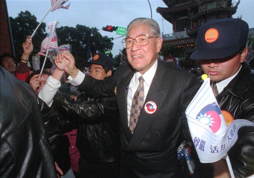 1996年の台湾総統選を戦う李登輝(写真:AP/アフロ)