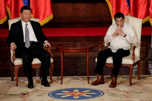 フィリピンのドゥテルテ大統領が5度目の訪中をし、習近平(シー・ジンピン)国家主席と会談をした(写真:代表撮影/ロイター/アフロ)