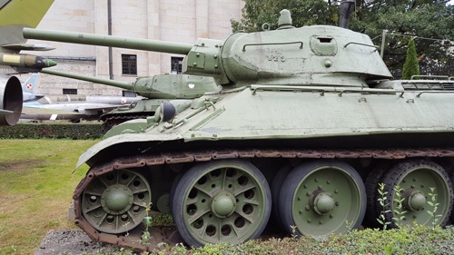 第2次世界大戦中、ソ連は大量のT34型戦車を投入して、ナチスドイツ軍を自国領土から撃退した（写真はポーランド軍がソ連から供与されたT34/76型戦車、筆者撮影）