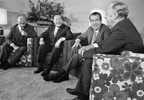 ニクソン米大統領（当時、右から2人目）と談笑する田中角栄首相（同、左から2人目）と大平正芳外相（同、左）（写真＝AP／アフロ）