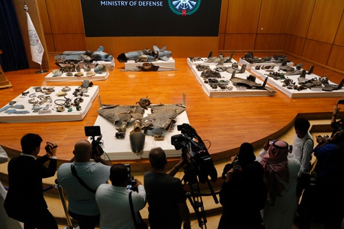 サウジが、イランの兵器が使われた証拠として公開した残骸（写真：AP/アフロ）