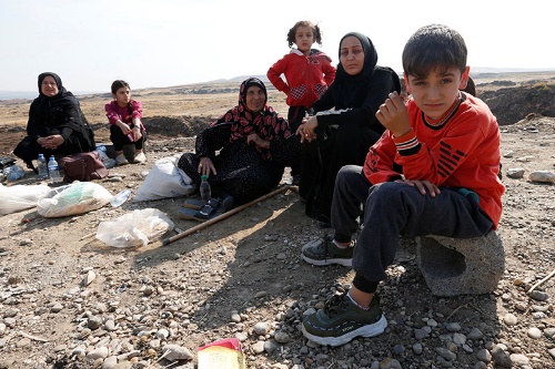 トルコから攻撃を受け、行き場を失ったクルド人(写真:ロイター/アフロ)
