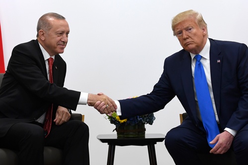 トルコのエルドアン大統領（左）とトランプ米大統領。不愉快な相手ではあっても同盟は同盟。（写真：AP/アフロ）