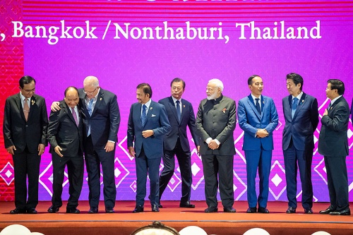 東アジアサミット。壇上に並ぶ各国首脳。トランプ大統領が欠席し「アジア軽視」との見方が浮上した(写真:新華社/アフロ)