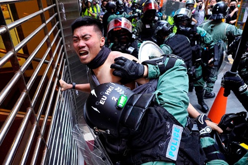 抗議活動も、対応する警察も、<a href>暴力の度合い</a>を高める（写真：AP/アフロ）