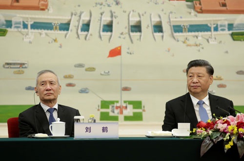 経済政策の司令塔、劉鶴氏（左）が退任する。習近平国家主席（右）は改革開放を維持できるのか（写真：代表撮影/ロイター）