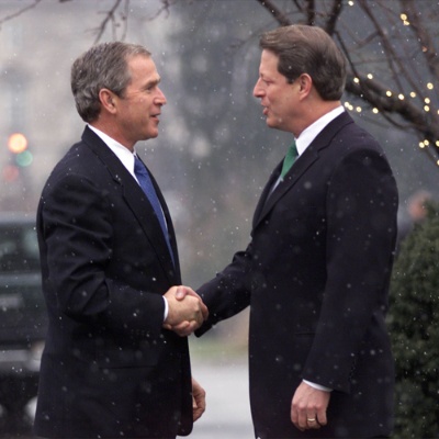 ブッシュ氏（左）とゴア氏が大接戦を演じた末、ブッシュ氏が当選した。勝者の決定までに要した多大な時間が米国に危機を招いた（写真：ZUMA Press/アフロ）
