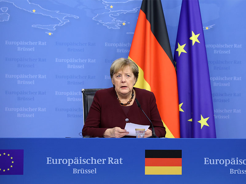 メルケル首相の功罪、人道主義に基づく難民支援でドイツは分断