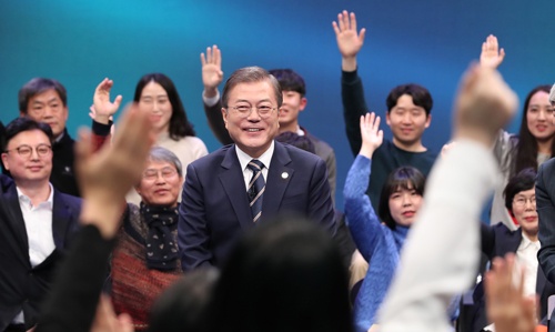 「国民との対話」に出演した韓国の文在寅大統領（写真：YONHAP NEWS/アフロ）