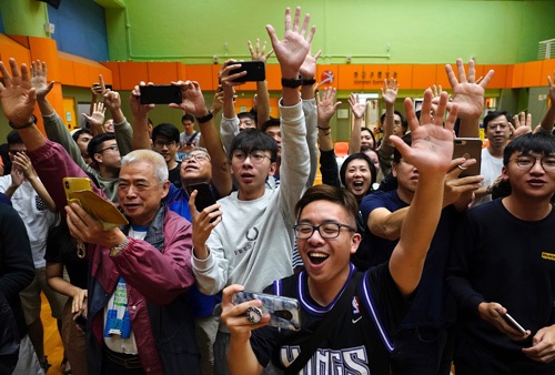 香港の区議会議員選挙。民主派が圧勝（写真：AP/アフロ）