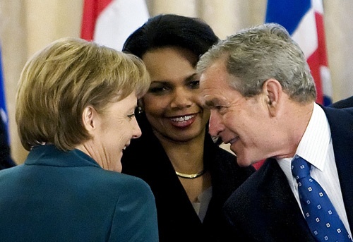 2008年のNATOの会議において、メルケル独首相(当時、左)とブッシュ米大統領(同、右)はウクライナ加盟をめぐって意見を異にした(写真:AFP/アフロ)