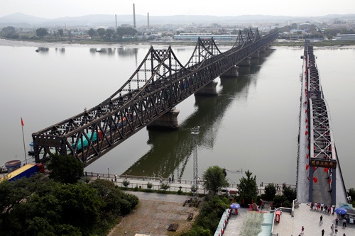 中国と北朝鮮をつなぐ中朝友誼（ゆうぎ）橋。新型コロナ危機が訪れる前は、トラックが行き来していた（写真：ロイター/アフロ）