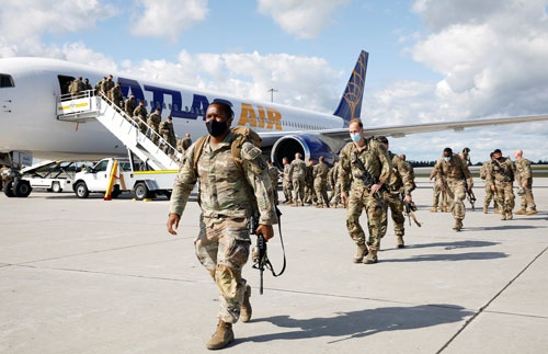 アフガニスタンから帰還した米軍兵士。ただし、これは新たな対中抑止の始まりとなる（写真：ロイター/アフロ）