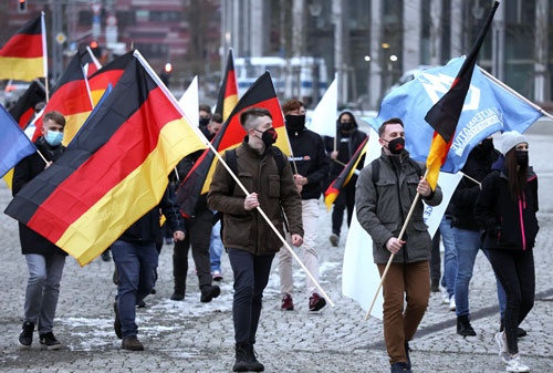 ドイツでは、政府のコロナ対策に反対する抗議デモが起きている （写真：ロイター/アフロ）