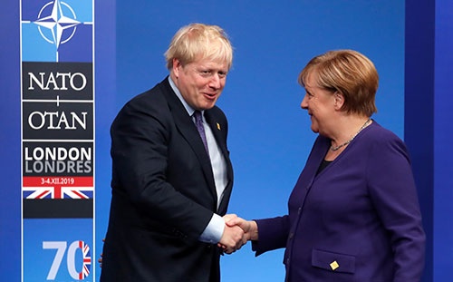 2020年の欧州の政局は、この2人を中心に回る。英国のジョンソン首相（左）とドイツのメルケル首相（写真：代表撮影／ロイター／アフロ）